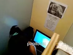 Egy fiatal nő, érzéki, váratlan hívások a telefon a kukkolós szex videók gyermek, kérje a férfi azonnal a lakásába, ahol arra kényszerítette a szeretőjét, hogy nem édes kuni a képernyőn, majd meggyújtotta magát, ahol akart ragaszkodni hozzá.