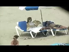 A férje nagyon lelkes volt, feleségével együtt mindketten nyugdíjasok, részt vesznek játékokban, szórakozásban, szexben, mivel megkapják az elragadtatást és örömöt. Az egész a várakozásoknak megfelelően kezdődött, először gyengédséggel, majd csak egy kurva izgalma jelent meg a rákkal, valamint a pénisz felállításával, valamint a vízzel teli hüvelyben történő erekcióval. Most, amikor a nagy kakas, amely nedves lyukakban lüktet, elkezdett nyögni, mert tetszett neki. legjobb sexfilmek