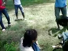 Három aranyos modell, hogy részt vegyenek a forgatás egy híres fotós. Miután meztelenül pózolnak előtte, ingyen xxx filmek a kábel arra készteti őket, hogy érdekesek legyenek a kiegészítő fizetésért, amelyet nem lehet könnyen ellenállni, tudva, hogy ezt az eseményt öröm követi. Mivel az izgatott állapotban lévő emberek letérdeltek a pályázók előtt,akkor felejthetetlen élményt nyújtanak neki, ha egyszer szopást, háromszor. Ma a fotós nem unatkozik, készen áll arra, hogy minden időtöltését a videokamerán fény