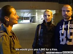 Barátok hozta az ember, egy lány, barna haj, fiatal, kurva, kész bármit megtenni, hogy teljesítse a kívánságait izmos férfi hosszú haj. Az ember, amint meglátta a lányt, azonnal ingyen sexfilmek elkezdte érezni a test minden intim részén, élvezze a mell, a bugyi, a rózsaszín, a vékony derék kilátását. Egy pillanattal később, a haj csokoládé produktív, nagyon aktív a cselekmény, Szopás, majd felállt a kanapén, és élvezze az erős szex. De még ez sem elég ahhoz a szörnyhez. Amikor az emberek úgy érzik, hogy ha