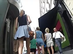 Csak kérni, hogy egy szexi lány, hogy látogassa meg, két teljes vágy, meghívja teljes sexfilmek őt, hogy igyon bort, megismerkedhetnek. Amikor a lányok egy kicsit részegek voltak, a férfit berohanták, hogy dobják be a csoportba, és bevitték a hálószobába. A karcsú, nincs kifogás nem volt szükség, akkor hagyjuk, hogy vegye le a ruháját, majd fordult még egy szopást a férfiak. Ne pazarolja az idejét a beszélgetés, a férfiak elégedettek ülni egy gyönyörű lány, majd elkezdi, hogy a kutya az óra két nadrág szar 