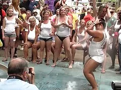 Ahelyett, hogy órákon át unalmas iskola, diák, fekete haj otthon fizetni a főiskolai, úgy dönt, hogy maszturbálni a punciját a chat a szex, hogy a maszturbáció. Ülnek a kamera előtt, egy vékony fiú nem habozik teljesen levetkőzni, azonnal rávenni a közönséget, hogy bekapcsolja a szemét, hogy kiborítsa a gyönyörű testét. Meg van határozva, egy karcsú lány széttárja a lábát, majd maszturbálni kezd. Gyorsan simogassa a csiklót az ujjak ügyességével, egy lány, aki kiemelkedik, örömmel töltötte ingyen nézhető sz