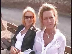 Milf, Anya, Érett, Alig várja, hogy vándorol a weboldalon pénzt kínál, hogy meztelenül vetkőzzön a lencse előtt. Úgy döntött, hogy extra pénzt keres a webkamera bekapcsolásával, de elfelejtette becsukni az ajtót, kislánya pedig anya lánya leszbi pornó belép a szobába. Hmm, miért nem keres pénzt együtt?
