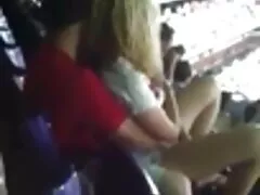 A göndör haj elfogadja az ember ajánlatát, nem tudja, hogy pénzt adjon neki. Egy férfi, kérem, vigye be a sötét bejárathoz, és tegye ingyen sex xxx fel a kutyus upskhirt-t.