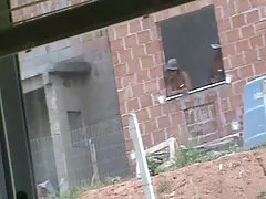 Egy gyönyörű nő, rajta az összes fekete szoknya, rövid férfi áll a sarok közel, hogy a férfiak a képernyőn, Szopás, Szopás szép. Ő maga sem számított arra, hogy ha újra látja a srác péniszét, akkor bosszantotta, hogy a barna hajú, fekete arcú punciba öltözött lány egy férfi péniszének tetején ült, és elkezdett ugrani a puncijával. Ez idő alatt a fiúk pornót néznek a valóságban, VR virtuális szemüvegben, és élvezik a szexjelenetet egy fiatal lánnyal a videóban, miközben felesége mély csirkét nyel le a környe