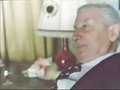 A barna hajú, szexi lány egy fekete ember vágyának tárgyává válik, aki megtapasztalta az erős vágyat, hogy egy lány a kakasán legyen. Mielőtt az öröm neki, a fia a nap, hogy hajlamosak a nemek, amikor a ló fiú, csók fiú, ő azonnal izgatott. Csak abban a pillanatban, a kurva tempós faszverések megragadja a nagy faszt, a nagy faszt, nagy tőle, kezdje el óvatosan szopni a rudat a teljes hosszában. Amikor a nemi szervek riasztó állapotban vannak, a szuka szétterítette a lábát, teljes hozzáférést biztosítva a vé
