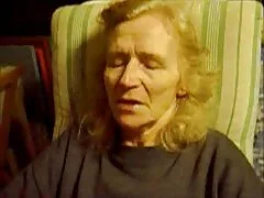 Egy fiatal lány hátulról öltözött egy fehér férfi, előtte roma szexvideók pedig Barna hajú, azonnal fel akarják tenni a csirke tölteléket az izgalomba a lányon.
